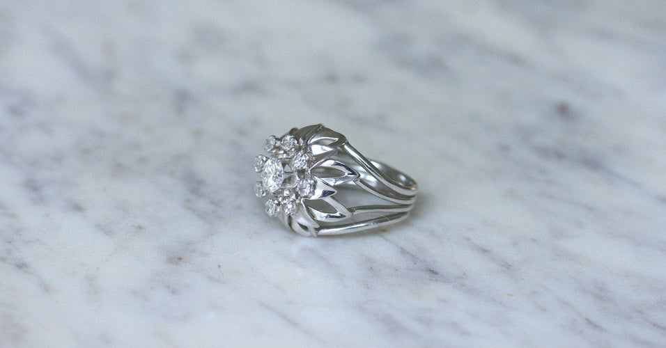 Bague 55 Bague cocktail - Bague fleur en or blanc et platine, diamants 58 Facettes