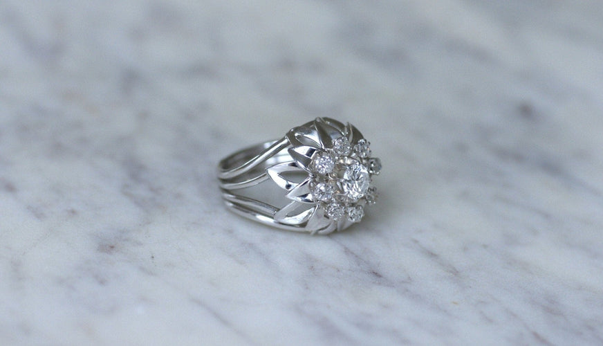 Bague 55 Bague cocktail - Bague fleur en or blanc et platine, diamants 58 Facettes