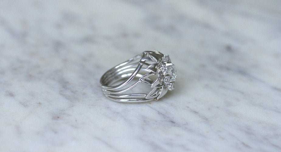 Bague 55 Bague cocktail - Bague fleur en or blanc et platine, diamants 58 Facettes