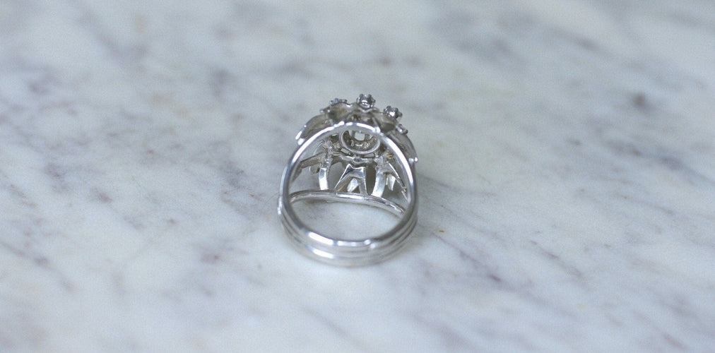 Bague 55 Bague cocktail - Bague fleur en or blanc et platine, diamants 58 Facettes