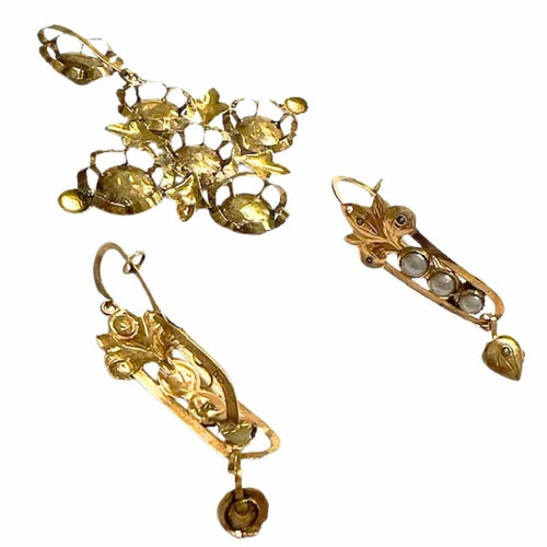 Boucles d'oreilles Ensemble élisabéthain - Broche et boucles d'oreilles en or 18 carats et perles 58 Facettes Q43B