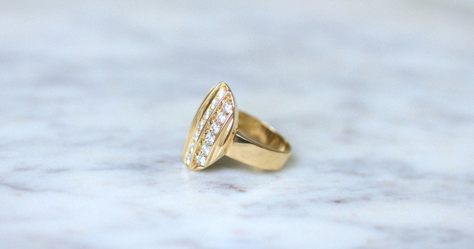 Bague 54 Bague ovale en or jaune 18 kt et diamants 58 Facettes