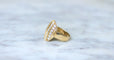 Bague 54 Bague ovale en or jaune 18 kt et diamants 58 Facettes