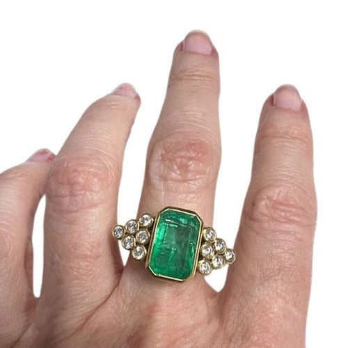 Bague 54 Bague contemporaine du XXe siècle en or jaune 18 ct avec émeraude et diamants 58 Facettes Q61B