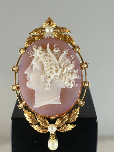 Pendentif Broche pendentif camée en agate en or 18 ct et perles fines 58 Facettes AB40