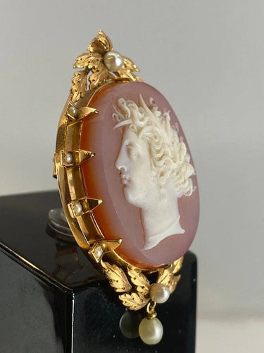 Pendentif Broche pendentif camée en agate en or 18 ct et perles fines 58 Facettes AB40