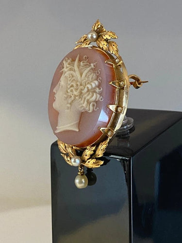 Pendentif Broche pendentif camée en agate en or 18 ct et perles fines 58 Facettes AB40