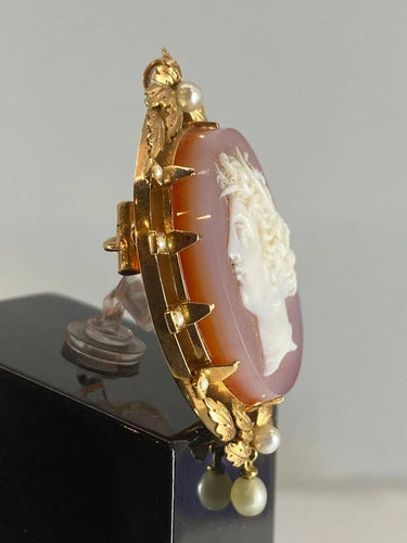 Pendentif Broche pendentif camée en agate en or 18 ct et perles fines 58 Facettes AB40