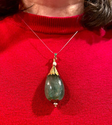 Pendentif Pendentif en or jaune 18 carats à émeraudes et perles 58 Facettes AB479