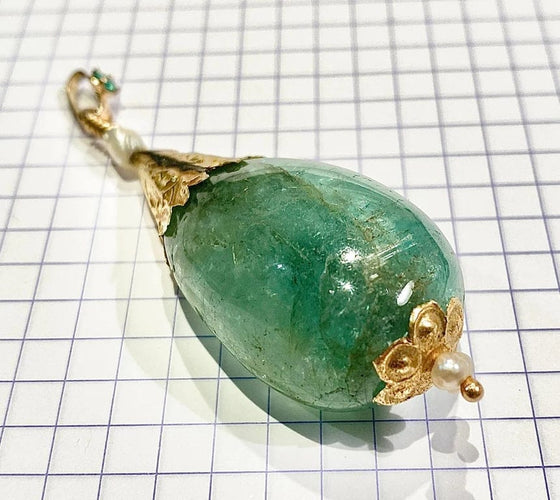Pendentif Pendentif en or jaune 18 carats à émeraudes et perles 58 Facettes AB479