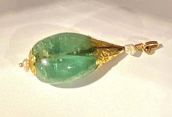 Pendentif Pendentif en or jaune 18 carats à émeraudes et perles 58 Facettes AB479