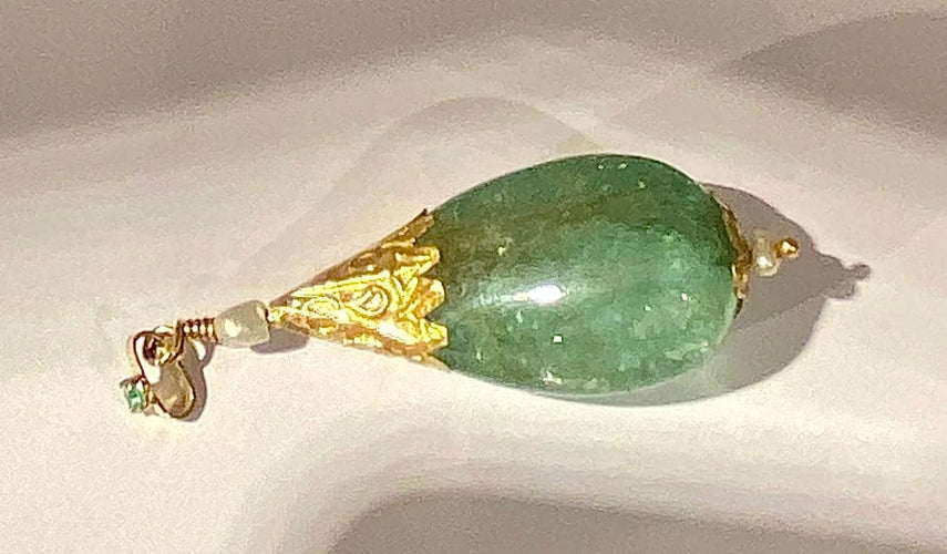 Pendentif Pendentif en or jaune 18 carats à émeraudes et perles 58 Facettes AB479