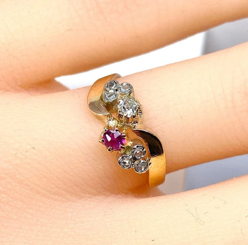 Bague 49 Bague en or jaune 18 carats avec diamants et rubis, époque 1900 58 Facettes AB490