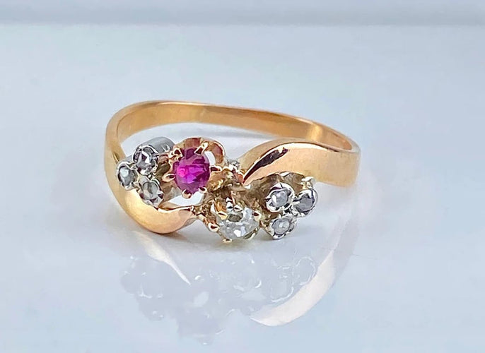 Bague 49 Bague en or jaune 18 carats avec diamants et rubis, époque 1900 58 Facettes AB490