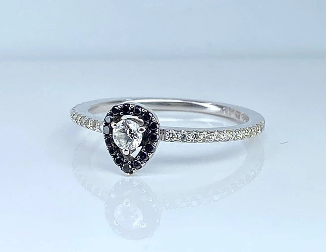Bague 52.5 Bague solitaire en or blanc avec diamants blancs et noirs 58 Facettes AB509