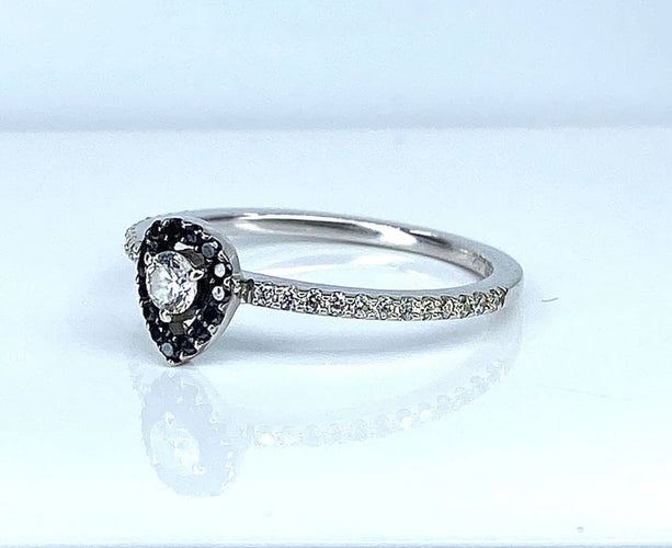 Bague 52.5 Bague solitaire en or blanc avec diamants blancs et noirs 58 Facettes AB509
