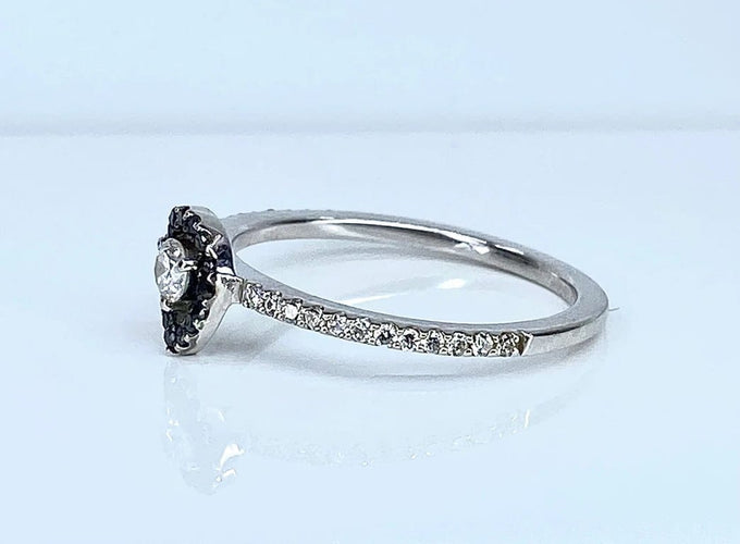 Bague 52.5 Bague solitaire en or blanc avec diamants blancs et noirs 58 Facettes AB509