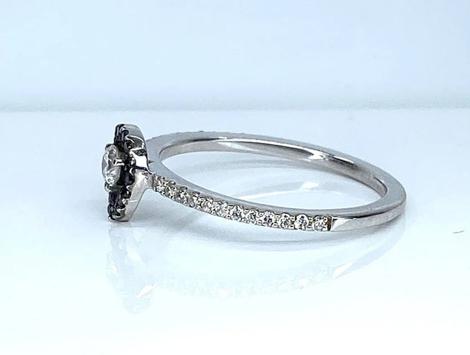 Bague 52.5 Bague solitaire en or blanc avec diamants blancs et noirs 58 Facettes AB509