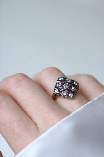 Bague 54.5 Bague ancienne damier en or jaune, diamants et rubis calibrés 58 Facettes