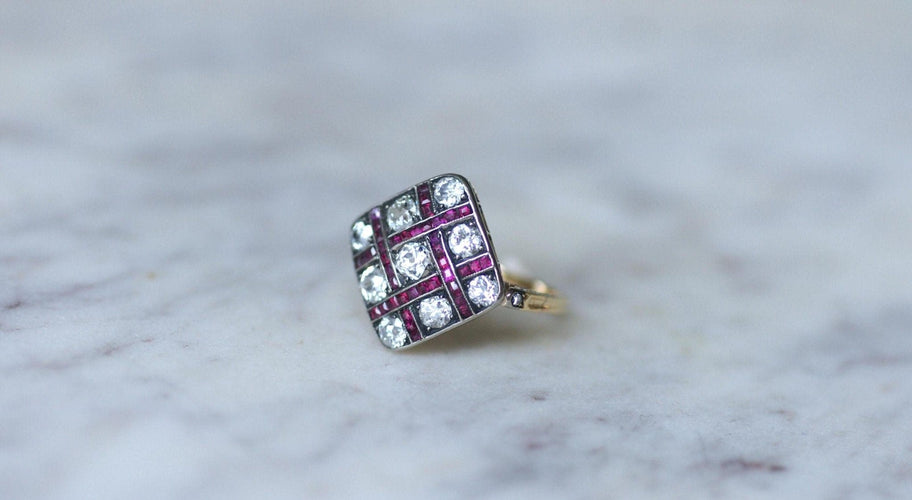 Bague 54.5 Bague ancienne damier en or jaune, diamants et rubis calibrés 58 Facettes