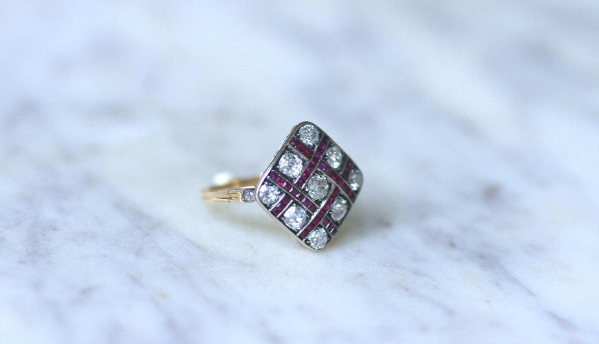 Bague 54.5 Bague ancienne damier en or jaune, diamants et rubis calibrés 58 Facettes