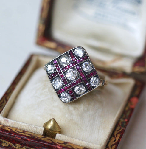 Bague 54.5 Bague ancienne damier en or jaune, diamants et rubis calibrés 58 Facettes