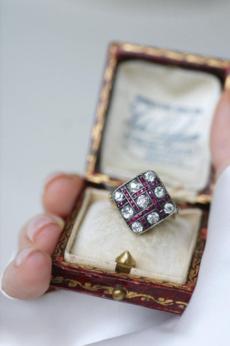 Bague 54.5 Bague ancienne damier en or jaune, diamants et rubis calibrés 58 Facettes