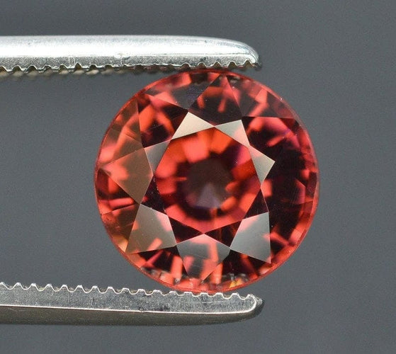 Gemstone Zircon rouge naturel 2,75 ct non chauffé 58 Facettes 281