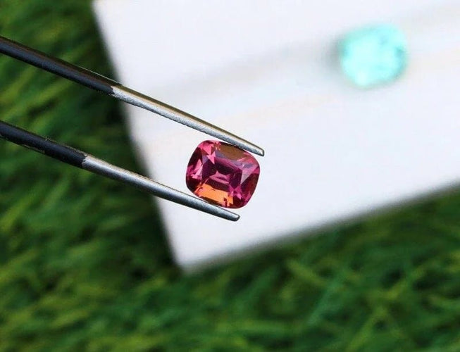 Gemstone Paire de tourmalines bleu lagon et rubellites 3,05 ct 58 Facettes 433