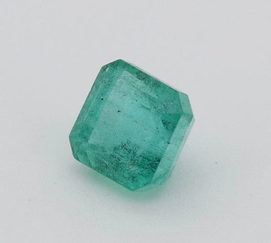 Gemstone Émeraude naturelle non huilée 1,39 ct avec certificat IGI 58 Facettes 472