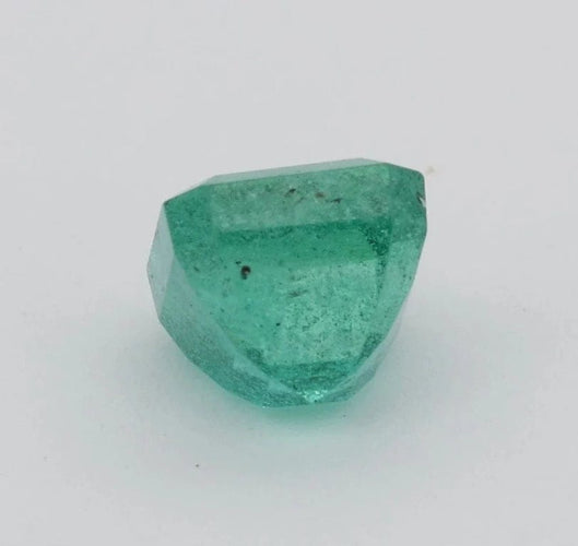 Gemstone Émeraude naturelle non huilée 1,39 ct avec certificat IGI 58 Facettes 472
