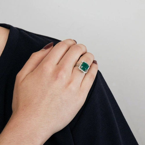 Bague 52 Bague en or blanc 18 kt avec émeraude et diamants 58 Facettes