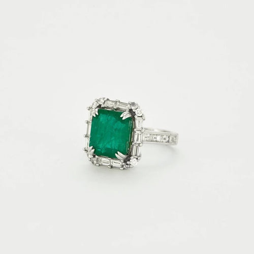 Bague 52 Bague en or blanc 18 kt avec émeraude et diamants 58 Facettes