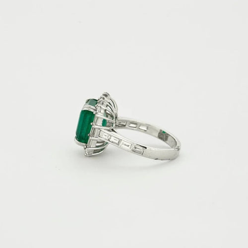 Bague 52 Bague en or blanc 18 kt avec émeraude et diamants 58 Facettes