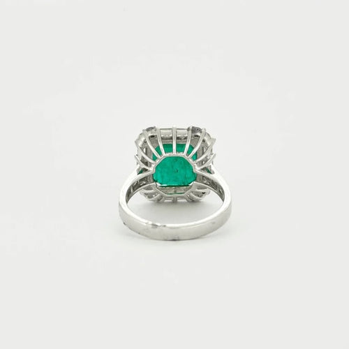 Bague 52 Bague en or blanc 18 kt avec émeraude et diamants 58 Facettes