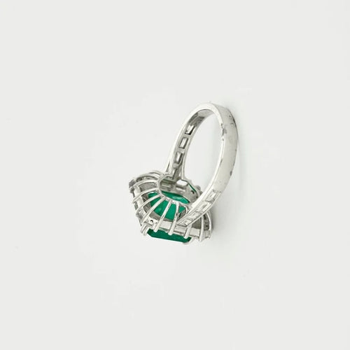 Bague 52 Bague en or blanc 18 kt avec émeraude et diamants 58 Facettes