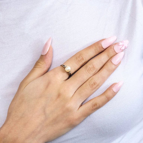 Bague 50 Bague en or blanc 18 carats avec perle de culture et diamants 58 Facettes