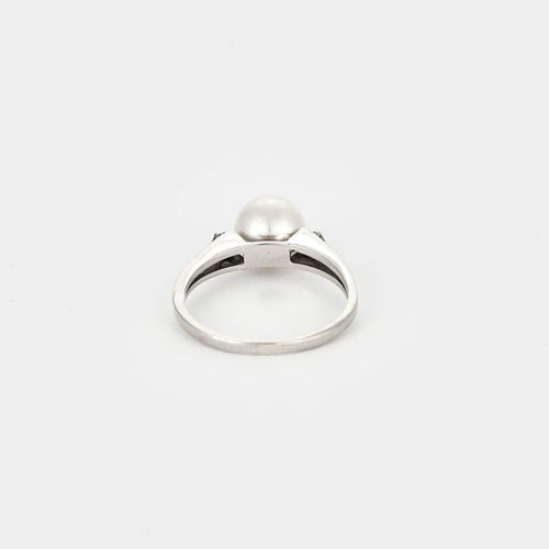 Bague 50 Bague en or blanc 18 carats avec perle de culture et diamants 58 Facettes