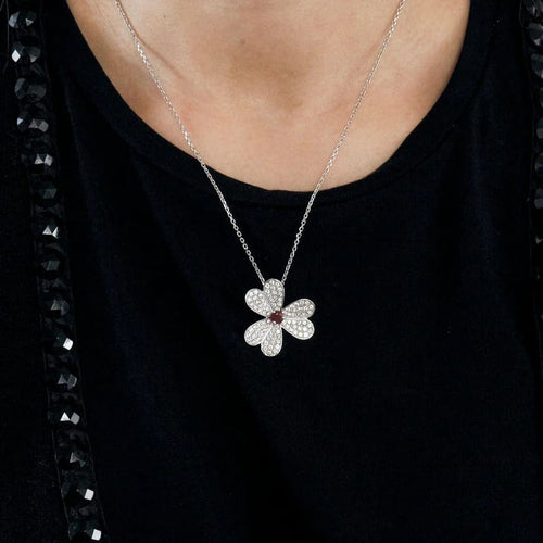 Pendentif Pendentif en or blanc 750 avec rubis et diamants 58 Facettes