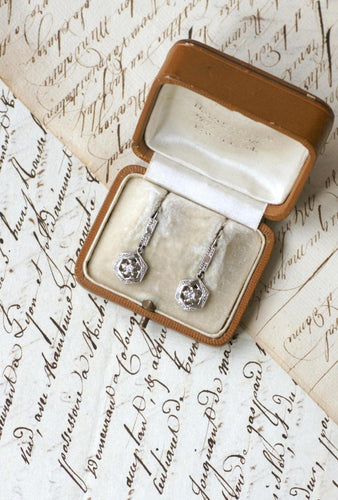 Boucles d'oreilles Boucles d'oreilles pendantes Art déco en or blanc et platine, diamants 58 Facettes