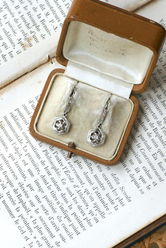 Boucles d'oreilles Boucles d'oreilles pendantes Art déco en or blanc et platine, diamants 58 Facettes