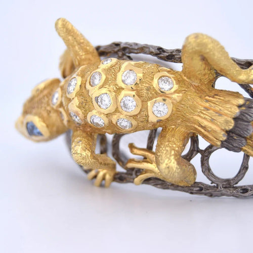 Bracelet Bracelet rigide motif gecko en or 18 carats, diamants et saphirs 58 Facettes BR113