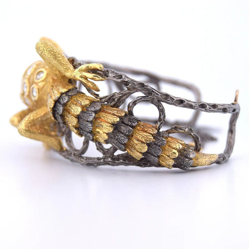 Bracelet Bracelet rigide motif gecko en or 18 carats, diamants et saphirs 58 Facettes BR113