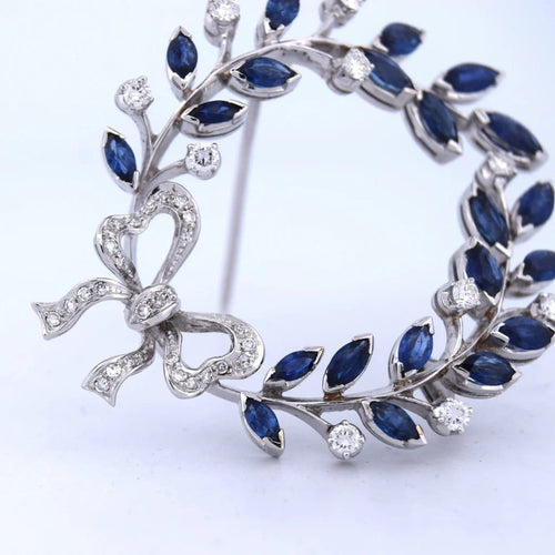 Broche Spilla vintage en or blanc 18 kt avec saphirs et diamants 58 Facettes SP9 '(00029)