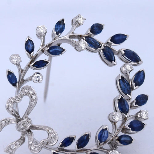 Broche Spilla vintage en or blanc 18 kt avec saphirs et diamants 58 Facettes SP9 '(00029)