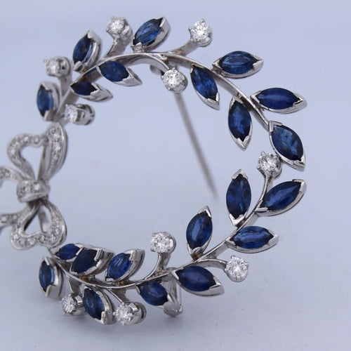 Broche Spilla vintage en or blanc 18 kt avec saphirs et diamants 58 Facettes SP9 '(00029)