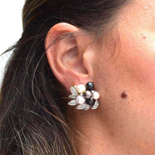 Boucles d'oreilles Boucles d'oreilles vintage - Motif floral en or blanc 18 carats avec perles et diamants 58 Facettes OR26 (00229)