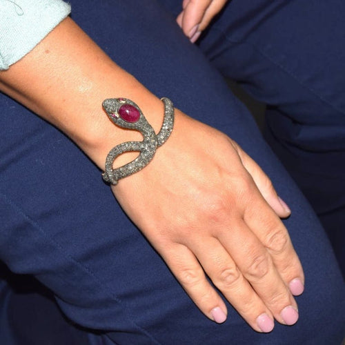 Bracelet Bracelet en or 14 carats et argent avec rubis et diamants 58 Facettes BR37