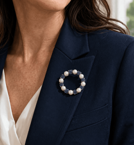 Broche Broche en or blanc 18 ct, perles de culture et saphirs 58 Facettes SP24 '(0379)