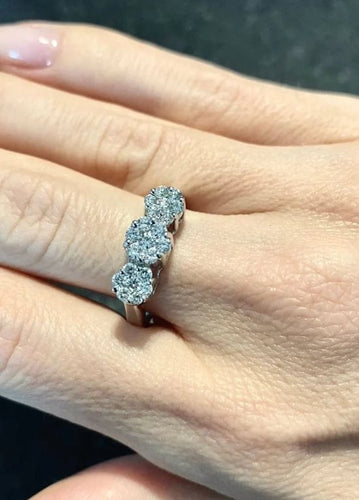 Bague 60 Bague trio de fleurs en or blanc 18 carats et diamants 58 Facettes